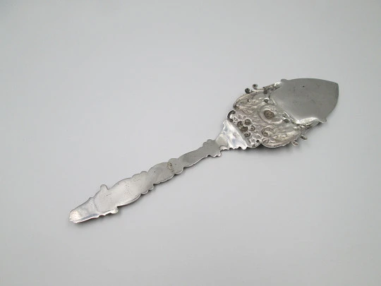 Pala para servicio de tarta. Plata de ley. Querubín y motivos florales y vegetales. 1960