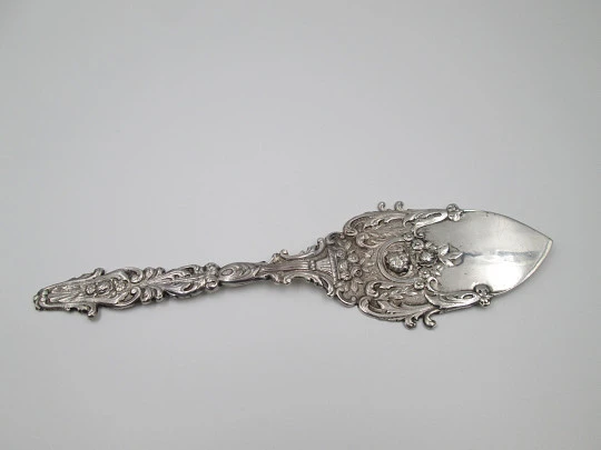 Pala para servicio de tarta. Plata de ley. Querubín y motivos florales y vegetales. 1960