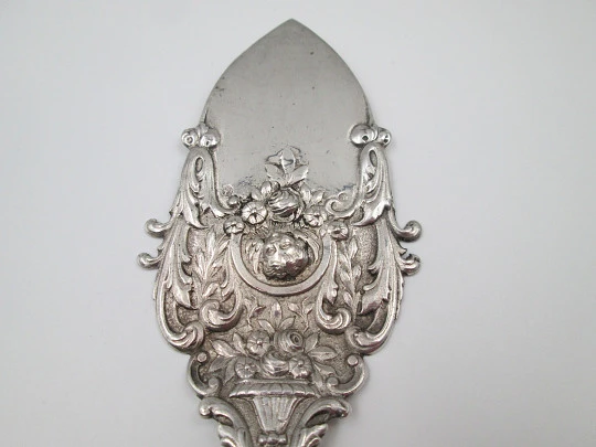Pala para servicio de tarta. Plata de ley. Querubín y motivos florales y vegetales. 1960