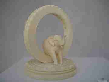 Palillero de mesa. Años 50. Marfil. Elefante. Motivos geométricos