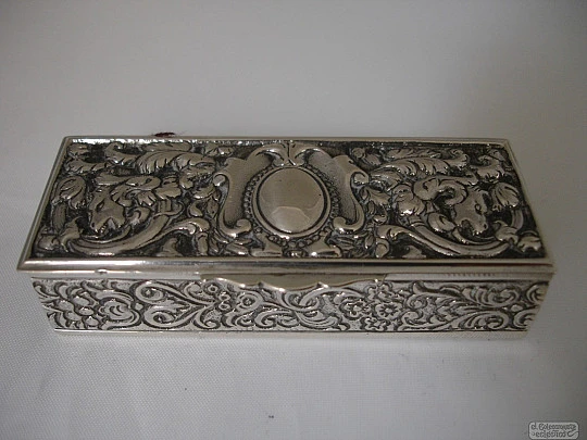 Palillero de mesa. Plata y vermeil. 1960. Flores y cabezas animales