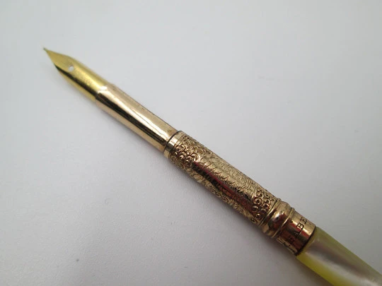 Palillero / Portaplumas A. W. Faber. Nácar y chapado oro. Alemania. 1880
