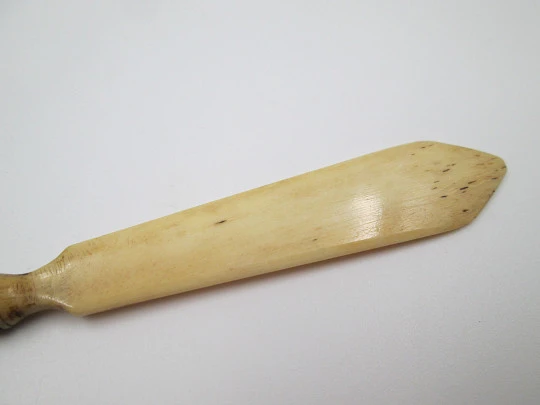 Palillero / Portaplumas. Marfil y metal estañado. Adornos geométricos. 1900