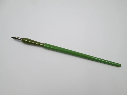 Palillero / Portaplumas. Resina verde bicolor. Plumín metal plateado. 1960