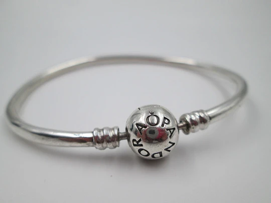 Pandora women's oval bangle. 925 sterling silver. Hidden clasp sphere