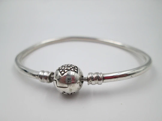 Pandora women's oval bangle. 925 sterling silver. Hidden clasp sphere