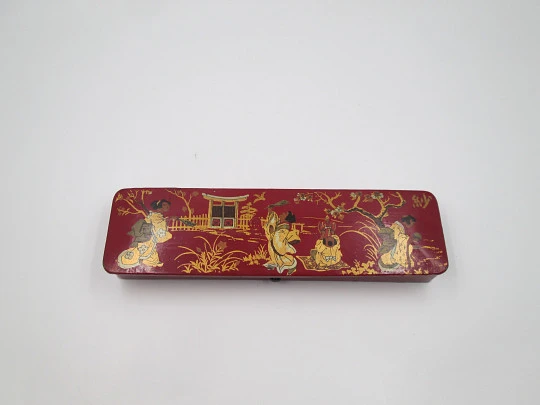 Papier-mâché and colours lacquer pencil box. Oriental scene. Three spaces. Europe. 1920's