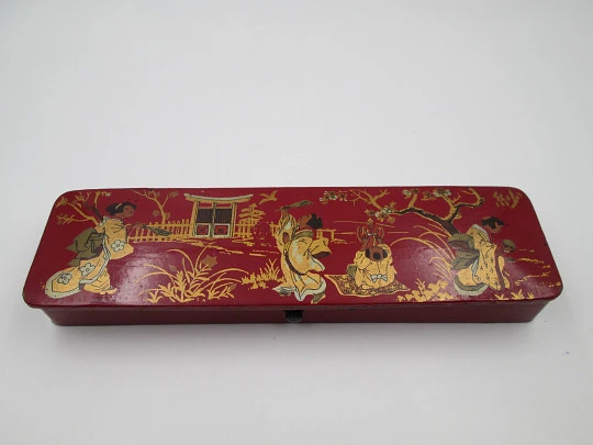 Papier-mâché and colours lacquer pencil box. Oriental scene. Three spaces. Europe. 1920's