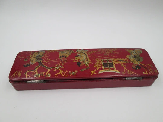 Papier-mâché and colours lacquer pencil box. Oriental scene. Three spaces. Europe. 1920's