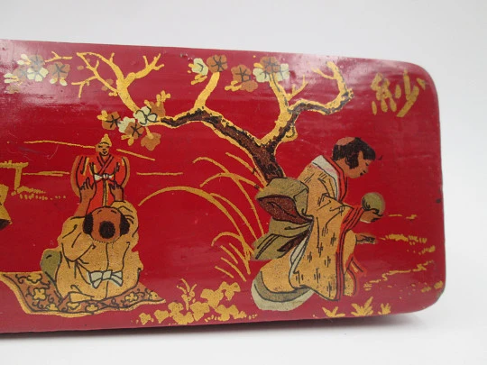 Papier-mâché and colours lacquer pencil box. Oriental scene. Three spaces. Europe. 1920's