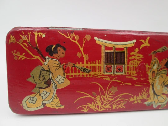 Papier-mâché and colours lacquer pencil box. Oriental scene. Three spaces. Europe. 1920's