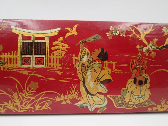 Papier-mâché and colours lacquer pencil box. Oriental scene. Three spaces. Europe. 1920's