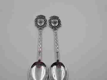 Pareja cucharas. Plata de ley y esmalte colores. Escudo Noya. Años 80