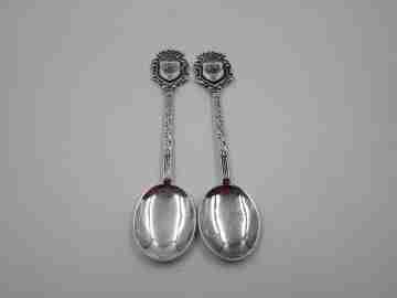 Pareja cucharas. Plata de ley y esmalte colores. Escudo Noya. Años 80