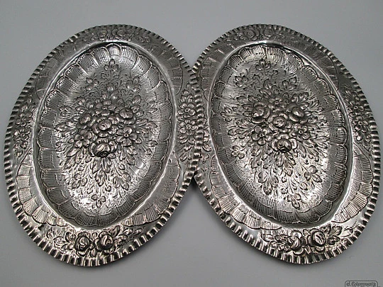 Pareja de bandejas de plata de ley repujada. Motivos florales. España. 1900