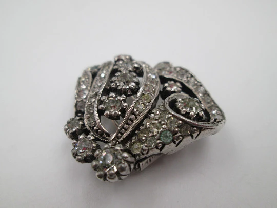 Pareja de broches / clips de vestir para mujer. Metal plateado y pedrería. Francia. 1910