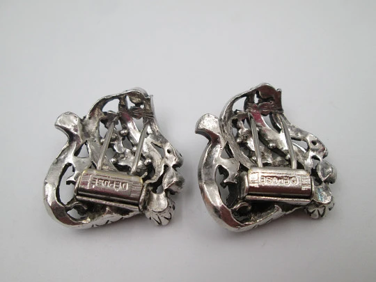 Pareja de broches / clips de vestir para mujer. Metal plateado y pedrería. Francia. 1910