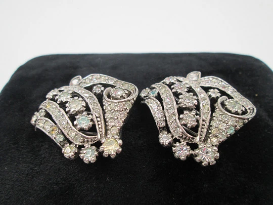Pareja de broches / clips de vestir para mujer. Metal plateado y pedrería. Francia. 1910