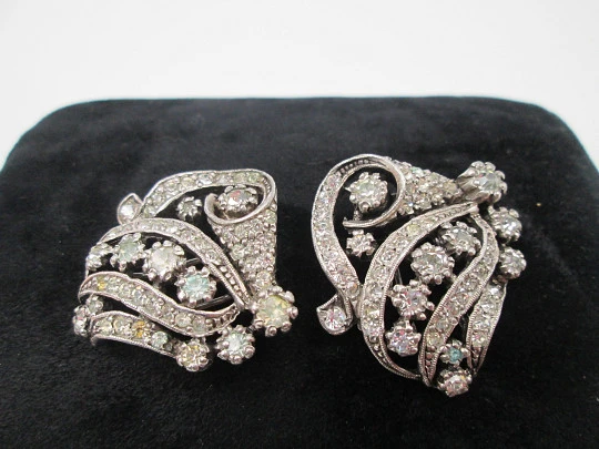 Pareja de broches / clips de vestir para mujer. Metal plateado y pedrería. Francia. 1910
