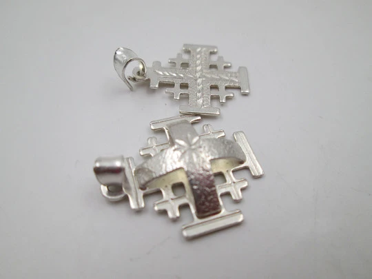 Pareja de cruces de Jerusalén / cruces de las Cruzadas colgantes. Plata de ley. 1990