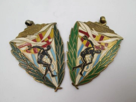 Pareja de medallas deportivas triangulares. Metal dorado y esmalte