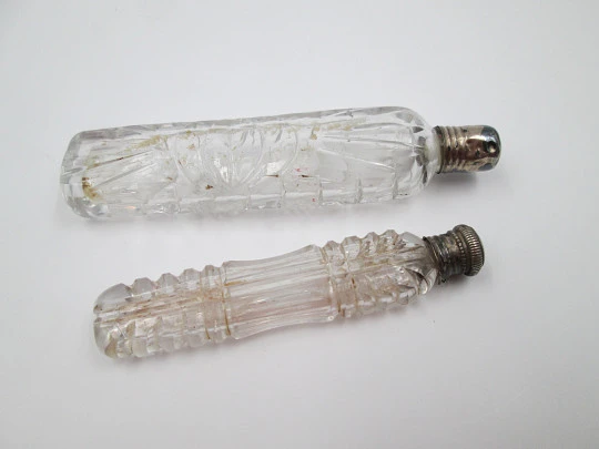 Pareja de perfumadores para mujer. Cristal tallado y tapas plata, 1900