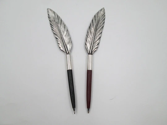 Pareja de portabolígrafos plumas de ave. Metal plateado y plástico colores. 1980. España