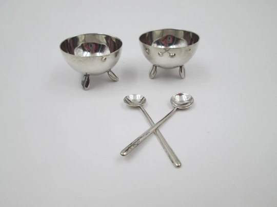 Pareja de saleros de mesa con cucharillas. Plata de ley 900. Cuencos con patas. 1980