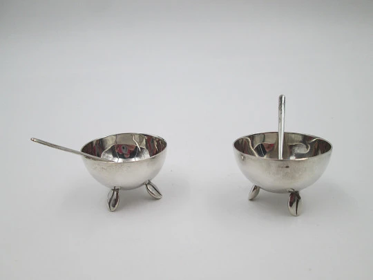 Pareja de saleros de mesa con cucharillas. Plata de ley 900. Cuencos con patas. 1980