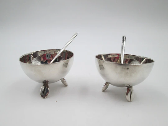 Pareja de saleros de mesa con cucharillas. Plata de ley 900. Cuencos con patas. 1980