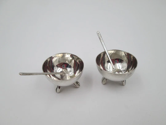 Pareja de saleros de mesa con cucharillas. Plata de ley 900. Cuencos con patas. 1980