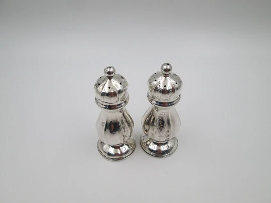 Pareja de saleros para servicio de mesa. Plata de ley 925. Motivos vegetales. España. 1960