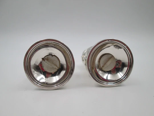 Pareja de saleros para servicio de mesa. Plata de ley 925. Motivos vegetales. España. 1960