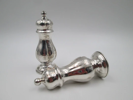 Pareja de saleros para servicio de mesa. Plata de ley 925. Motivos vegetales. España. 1960