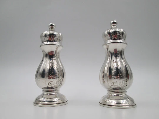 Pareja de saleros para servicio de mesa. Plata de ley 925. Motivos vegetales. España. 1960