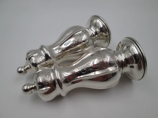 Pareja de saleros para servicio de mesa. Plata de ley 925. Motivos vegetales. España. 1960