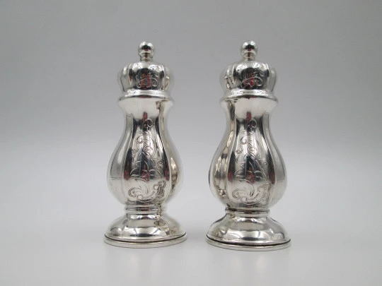 Pareja de saleros para servicio de mesa. Plata de ley 925. Motivos vegetales. España. 1960