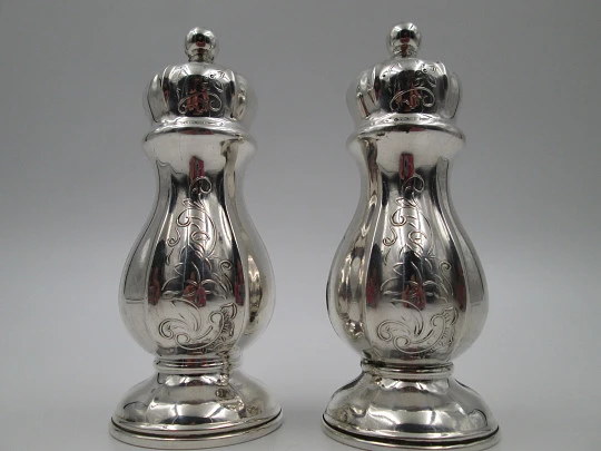 Pareja de saleros para servicio de mesa. Plata de ley 925. Motivos vegetales. España. 1960