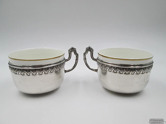 Pareja de tazas de desayuno. Plata de ley 916 y porcelana. Sugrañes. Años 20