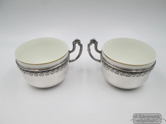 Pareja de tazas de desayuno. Plata de ley 916 y porcelana. Sugrañes. Años 20