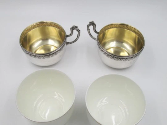 Pareja de tazas de desayuno. Plata de ley 916 y porcelana. Sugrañes. Años 20