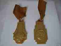 Pareja medallas. Metal dorado. Años 50. Premios Música. Mujeres
