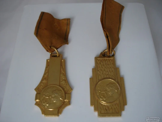 Pareja medallas. Metal dorado. Años 50. Premios Música. Mujeres