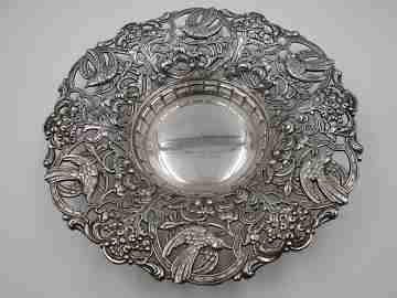 Pareja paneras troqueladas. Metal plateado. Caladas y decoradas