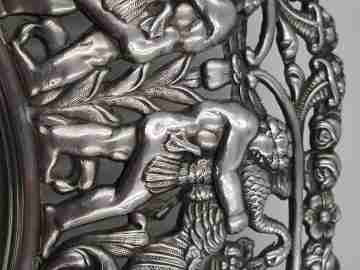 Pareja paneras troqueladas. Metal plateado. Caladas y decoradas