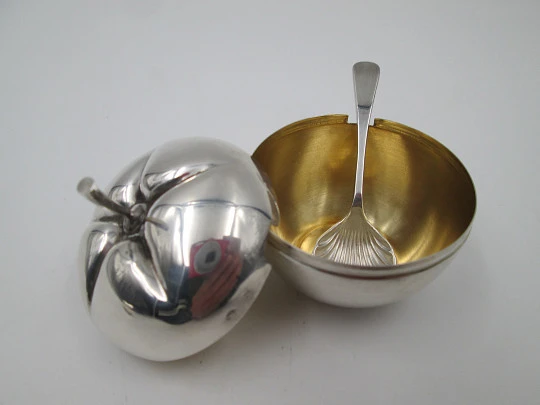 Pareja saleros manzanas con cucharas. Plata de ley 925. Joyería Malde. 1980