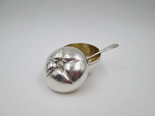 Pareja saleros manzanas con cucharas. Plata de ley 925. Joyería Malde. 1980