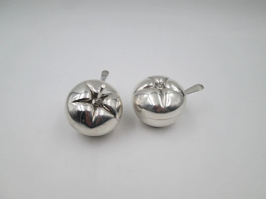 Pareja saleros manzanas con cucharas. Plata de ley 925. Joyería Malde. 1980