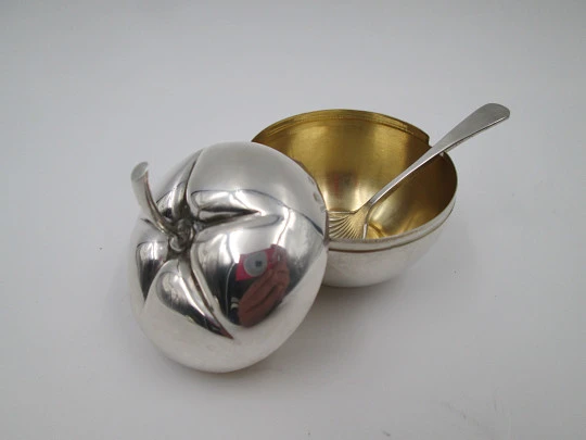 Pareja saleros manzanas con cucharas. Plata de ley 925. Joyería Malde. 1980