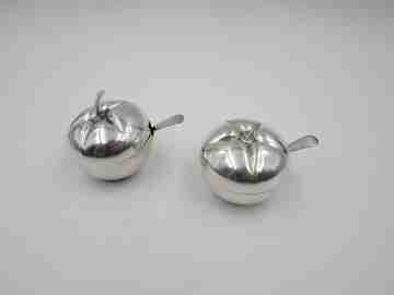 Pareja saleros manzanas con cucharas. Plata de ley 925. Joyería Malde. 1980